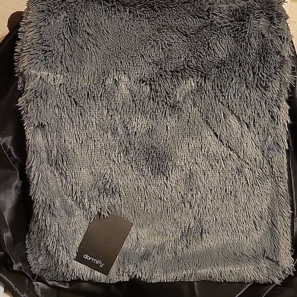Dormify 🦊 100% Polyester Accent Piece - Picture 1 of 6